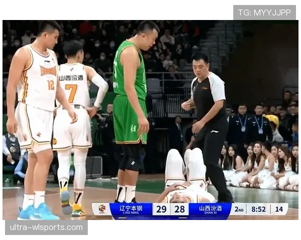 篮球场上怎么判断快攻犯规？裁判的判定标准解析